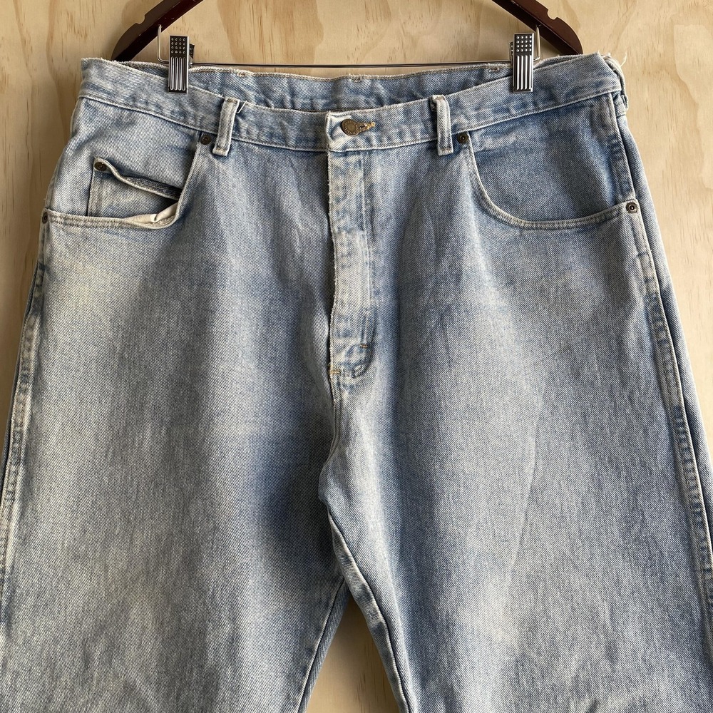 Wrangler Rugged Wear Jeans Mens 40x30 Light Wash Blue Denim Straight 36001WJ